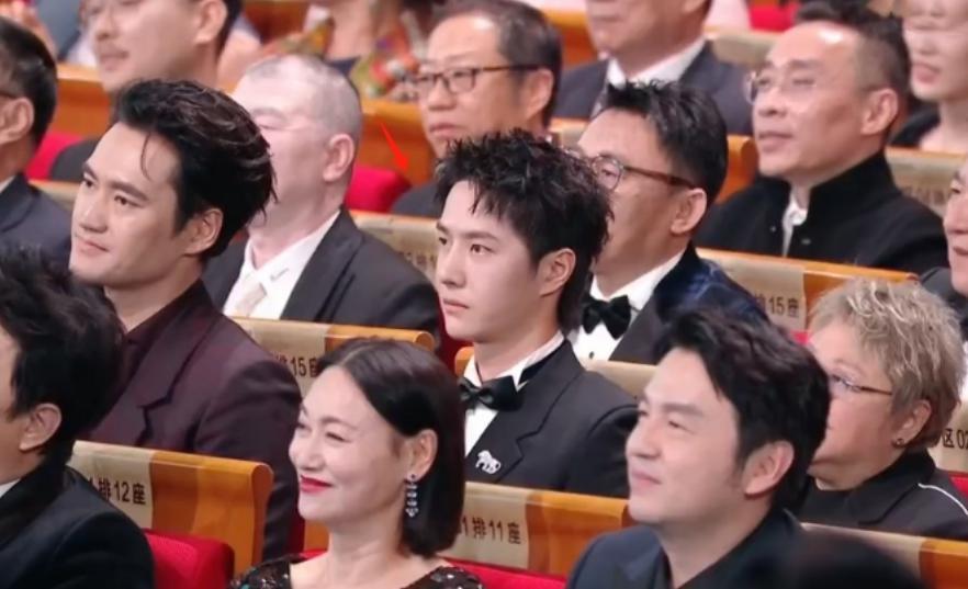 李雪健获金鸡最佳男配，王一博表情耐人寻味，各家心思猜不透