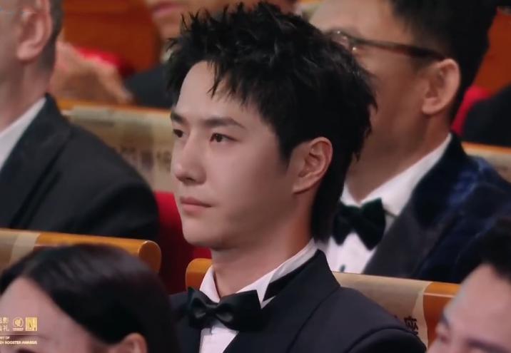 李雪健获金鸡最佳男配，王一博表情耐人寻味，各家心思猜不透