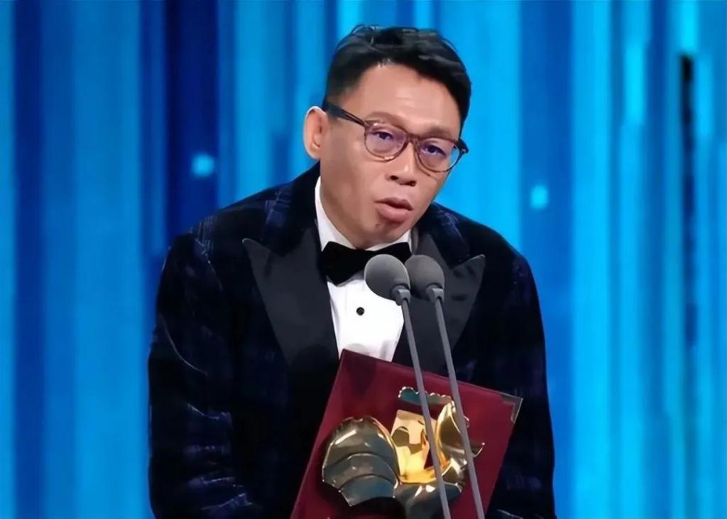 李雪健获金鸡最佳男配，王一博表情耐人寻味，各家心思猜不透