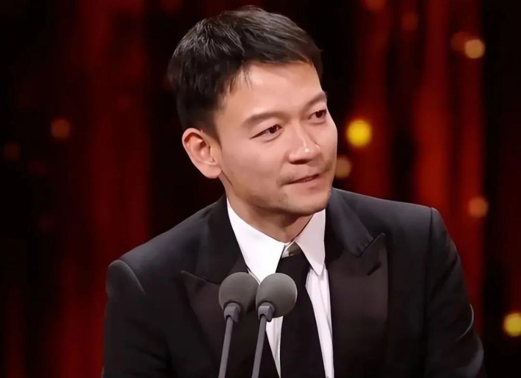 李雪健获金鸡最佳男配，王一博表情耐人寻味，各家心思猜不透