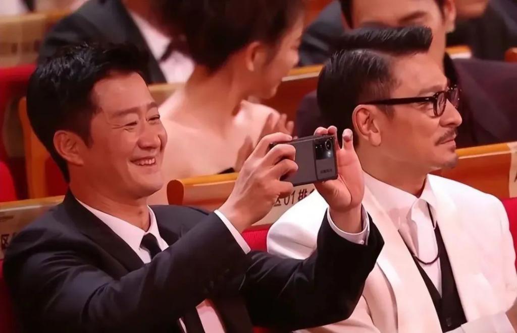 李雪健获金鸡最佳男配，王一博表情耐人寻味，各家心思猜不透