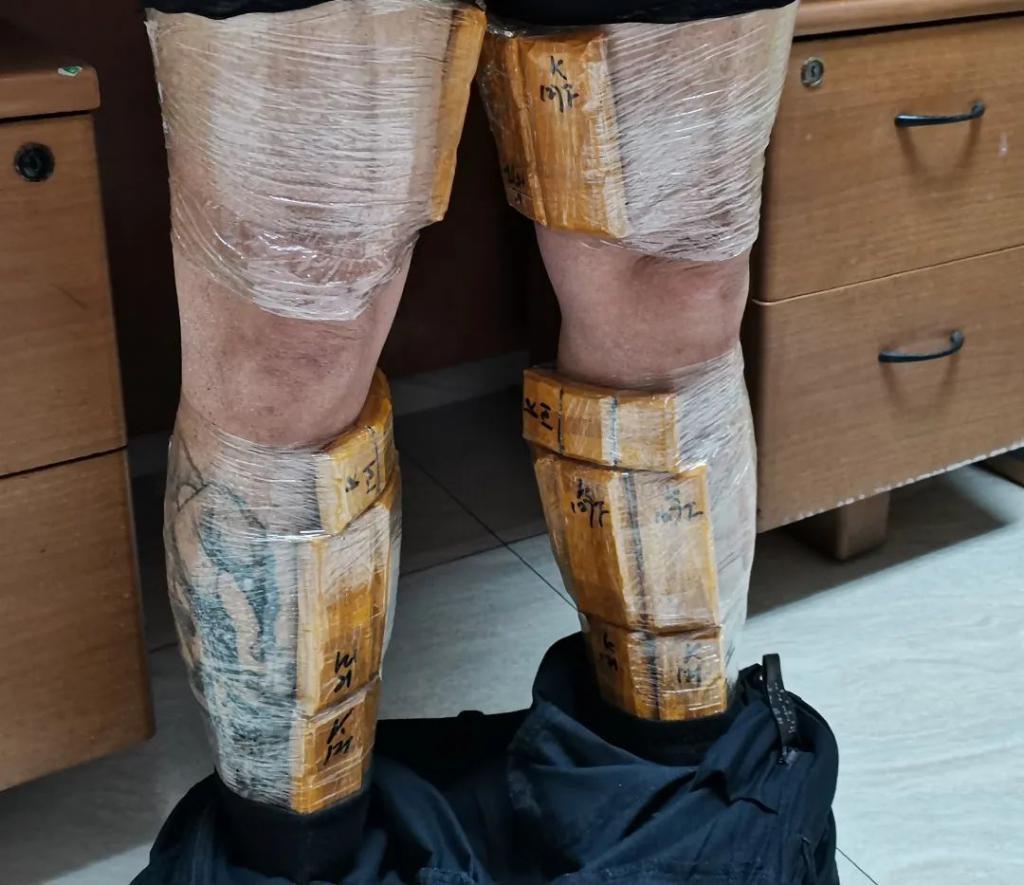 因步伐明显异常，两名旅客腿上、鞋内共藏匿 450 个 CPU 进境被查