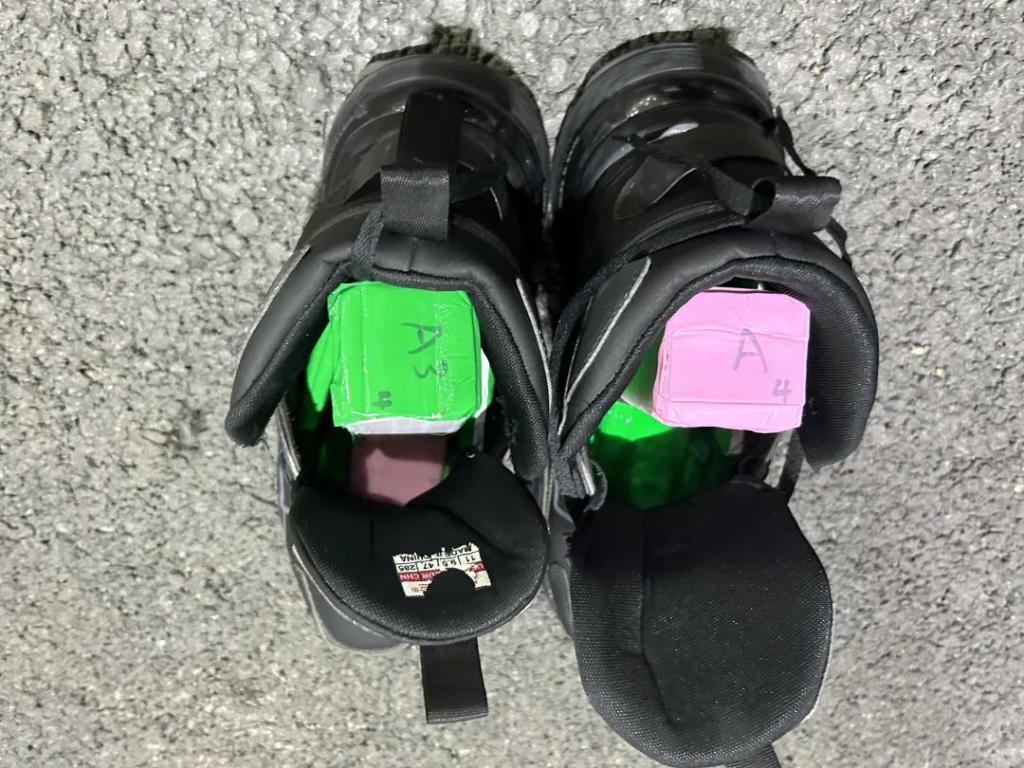 因步伐明显异常，两名旅客腿上、鞋内共藏匿 450 个 CPU 进境被查