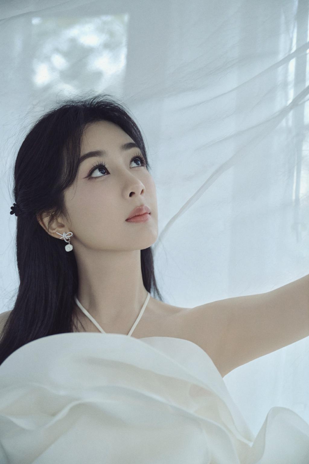 杨紫穿花朵白裙露香肩美腿 半扎长发显温柔