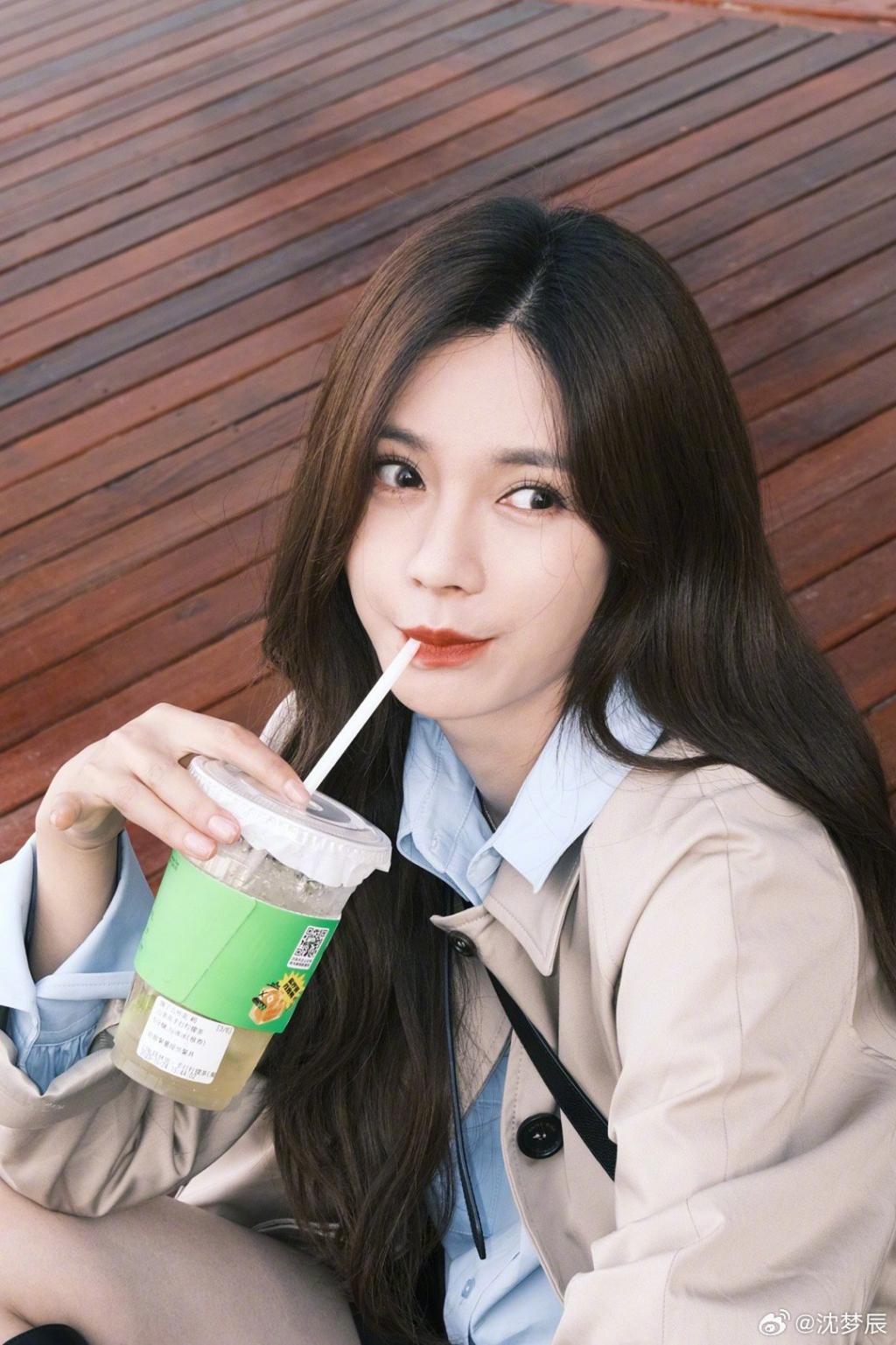 沈梦辰穿风衣露美腿 笑容甜美灿烂好治愈