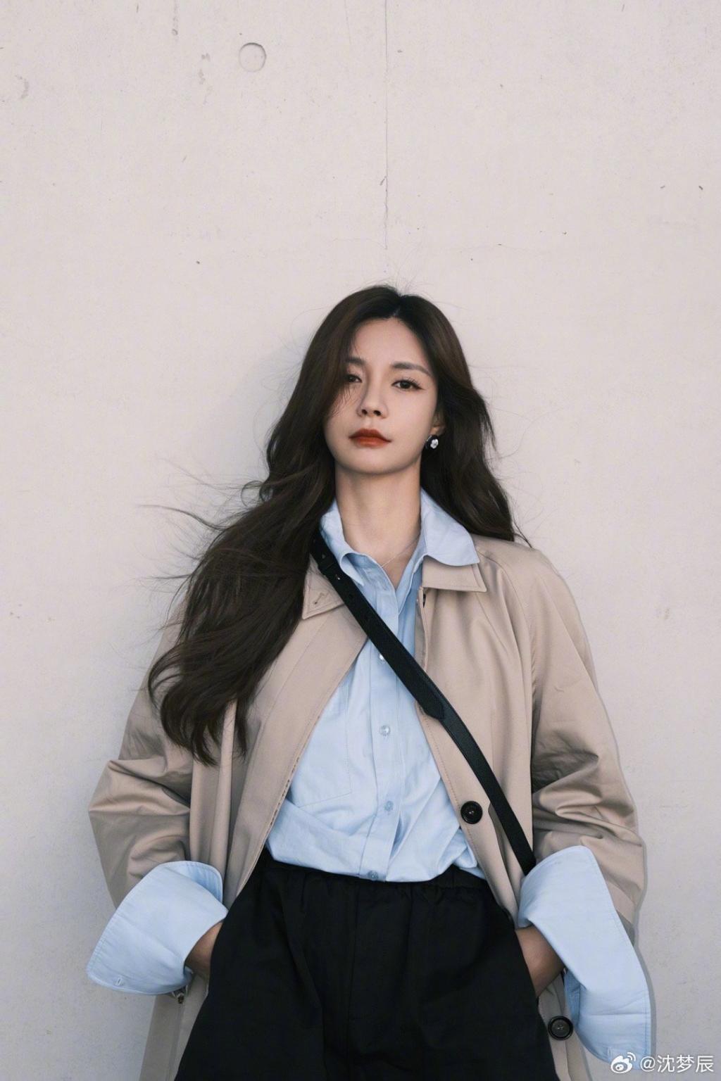 沈梦辰穿风衣露美腿 笑容甜美灿烂好治愈