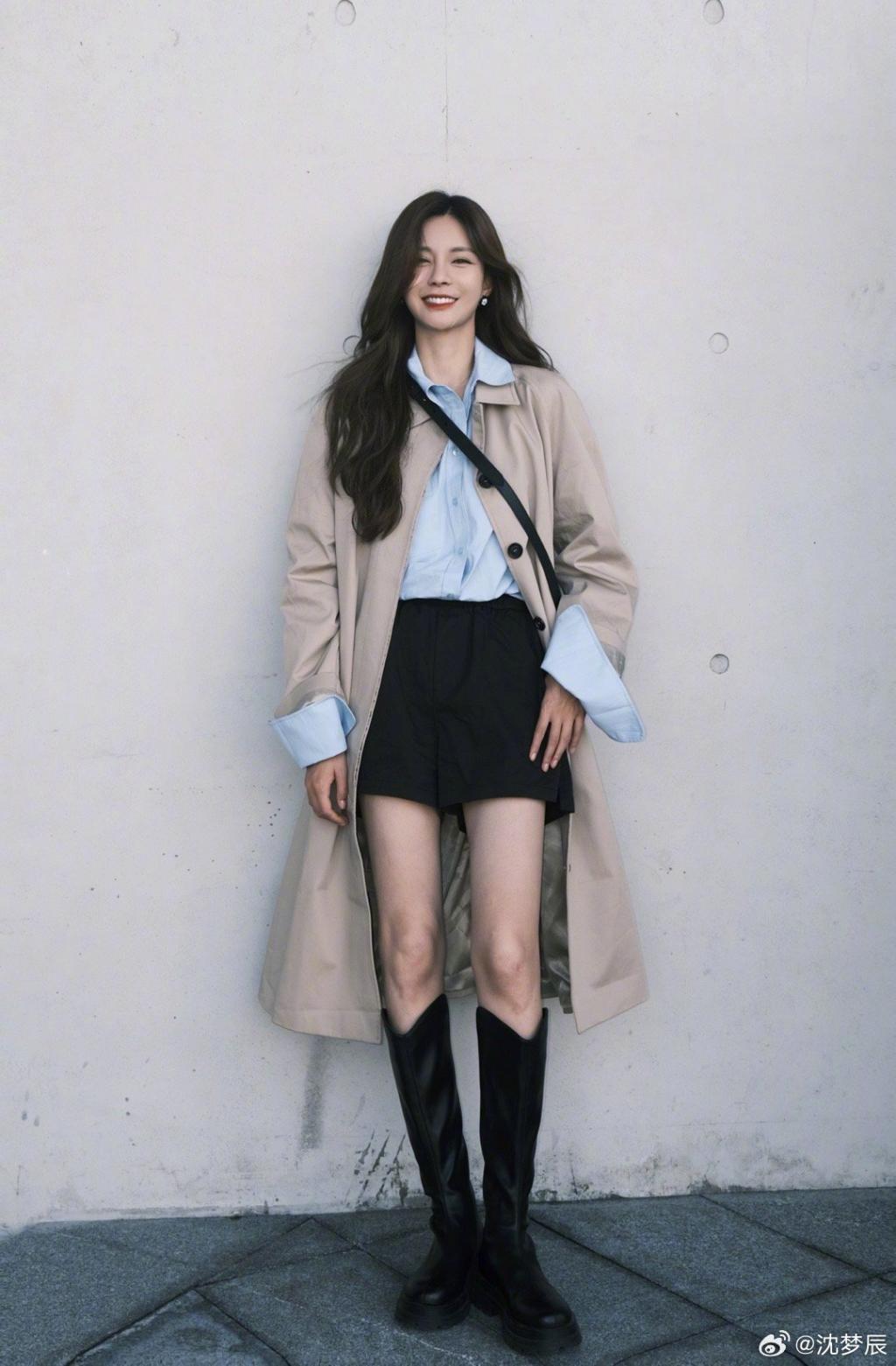 沈梦辰穿风衣露美腿 笑容甜美灿烂好治愈