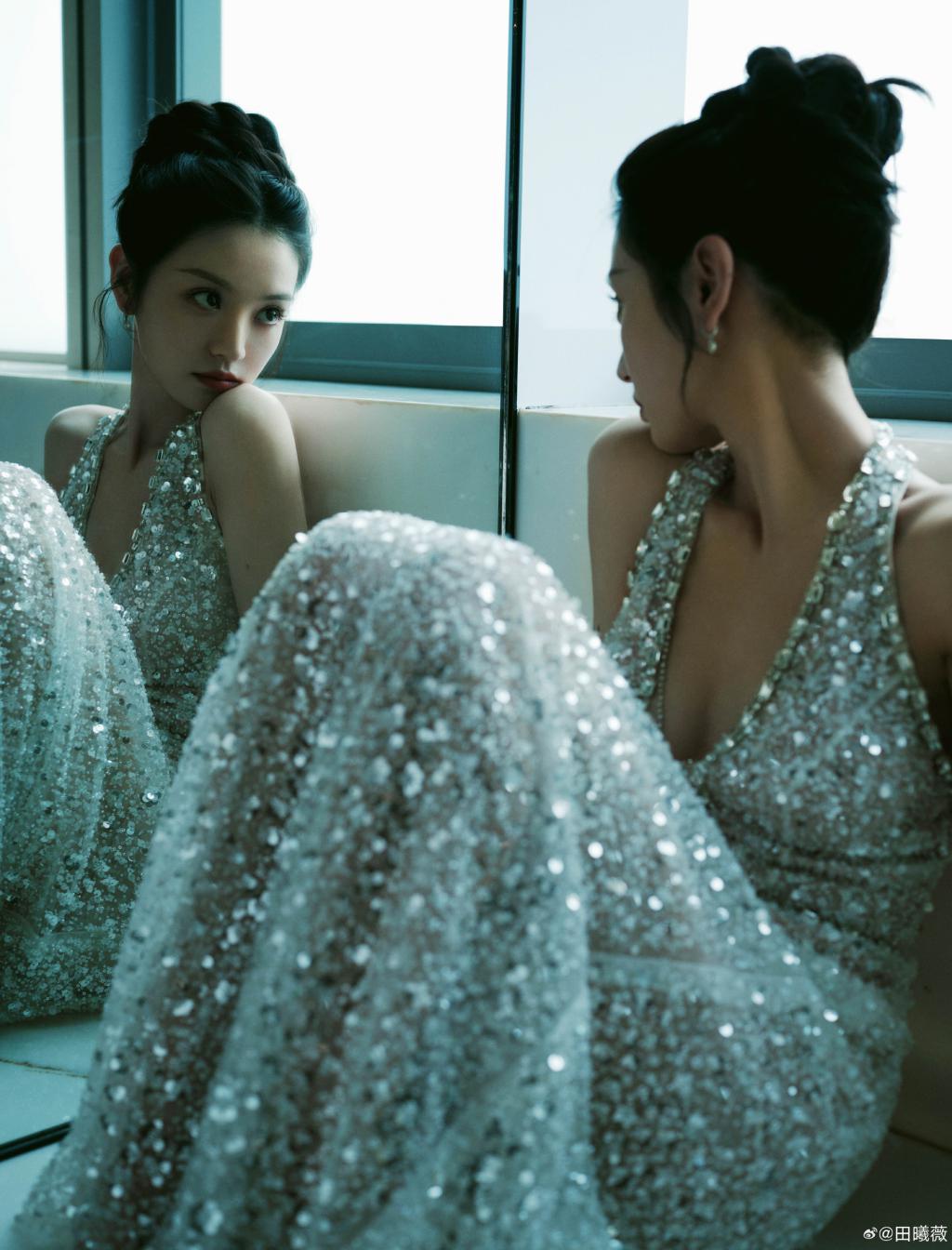 田曦薇穿挂脖亮片裙 腰细腿长身材吸睛