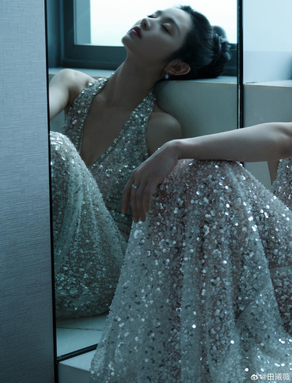 田曦薇穿挂脖亮片裙 腰细腿长身材吸睛