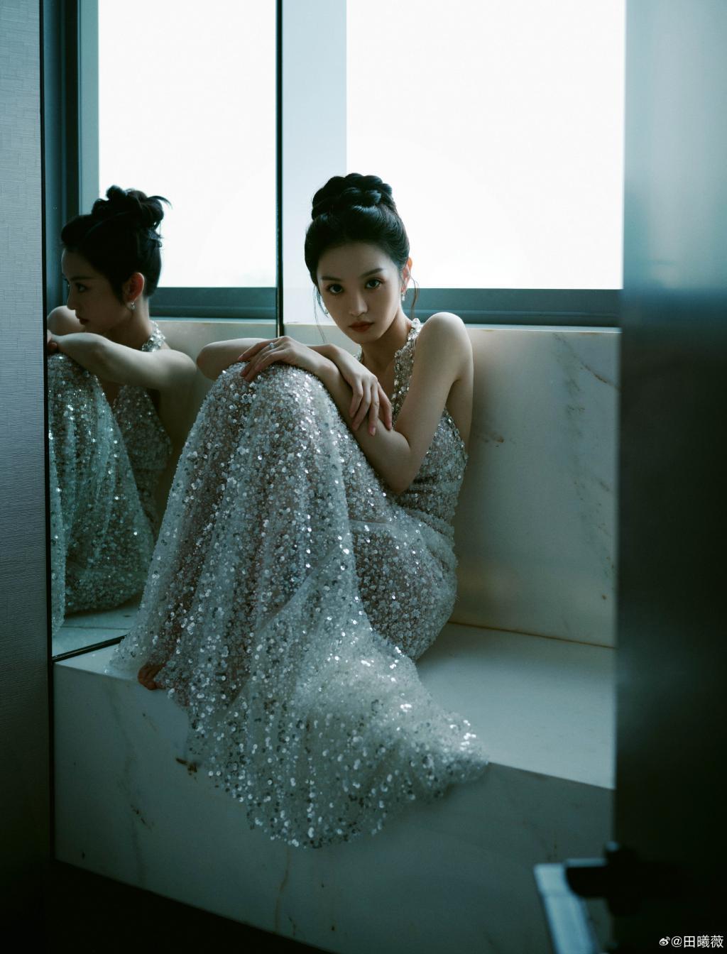田曦薇穿挂脖亮片裙 腰细腿长身材吸睛