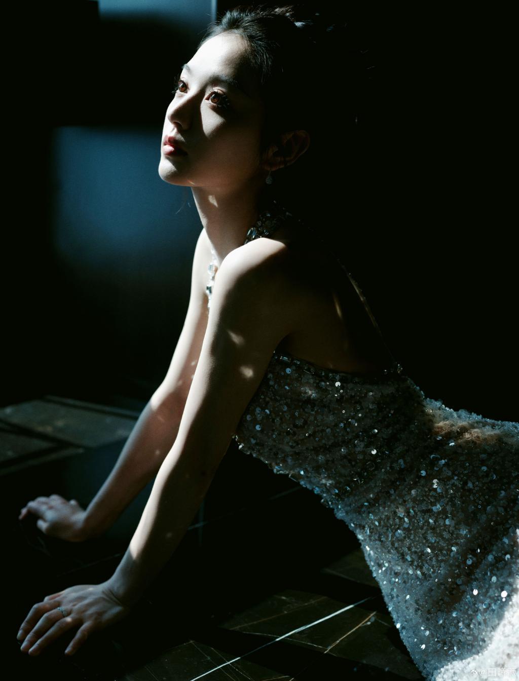 田曦薇穿挂脖亮片裙 腰细腿长身材吸睛