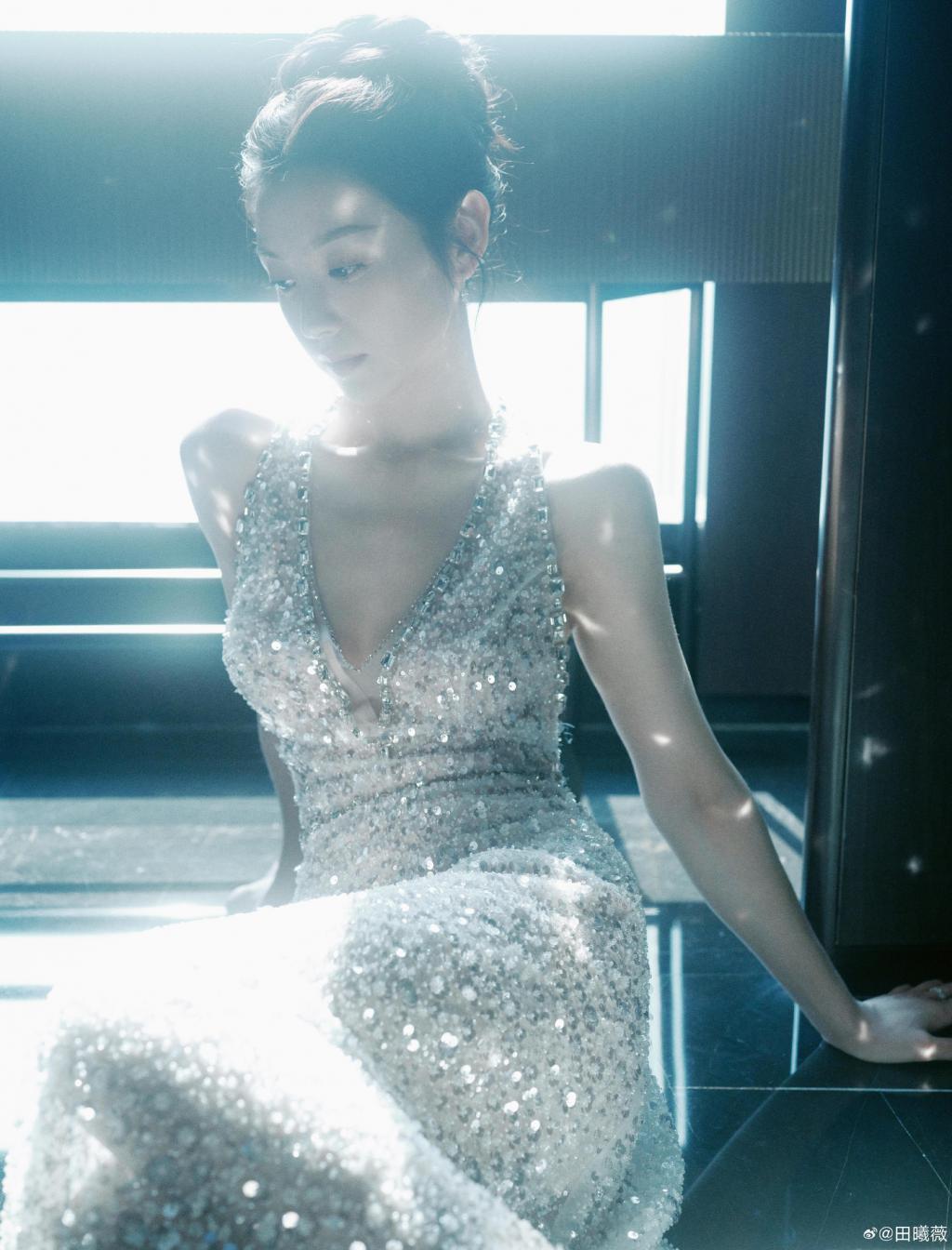 田曦薇穿挂脖亮片裙 腰细腿长身材吸睛