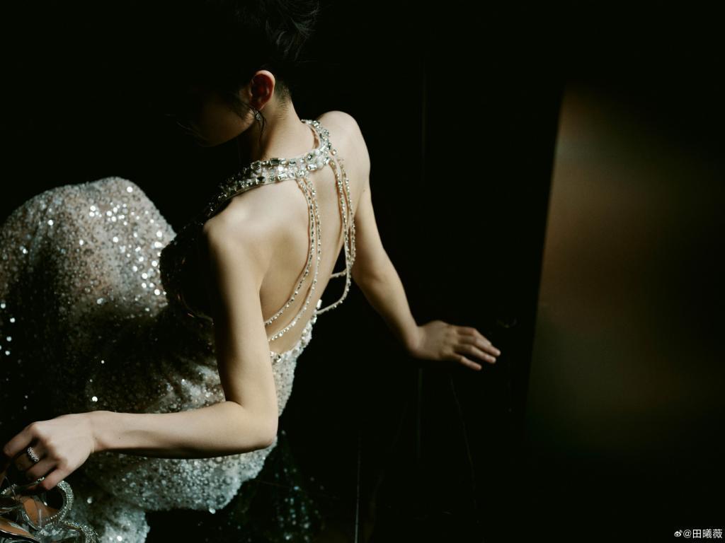 田曦薇穿挂脖亮片裙 腰细腿长身材吸睛