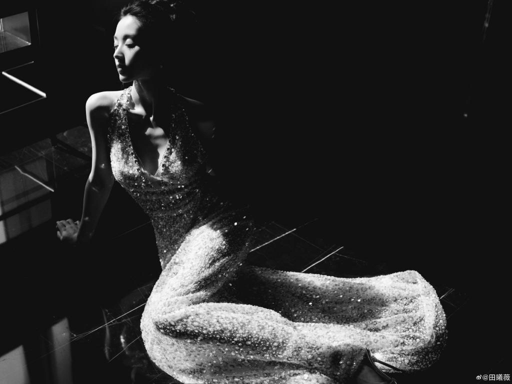 田曦薇穿挂脖亮片裙 腰细腿长身材吸睛