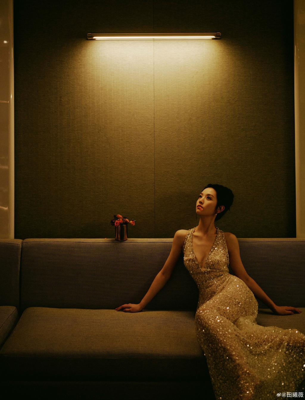 田曦薇穿挂脖亮片裙 腰细腿长身材吸睛