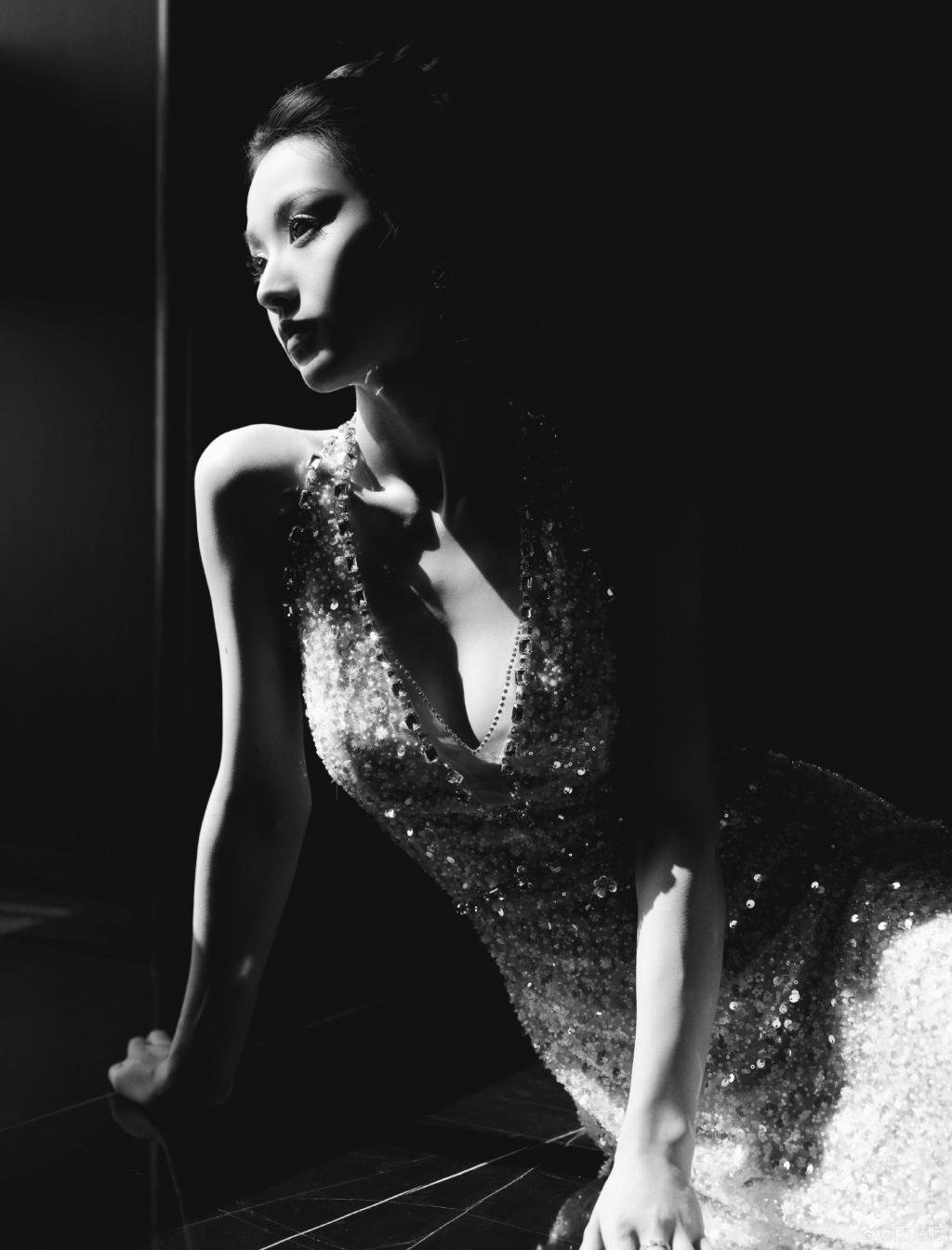 田曦薇穿挂脖亮片裙 腰细腿长身材吸睛