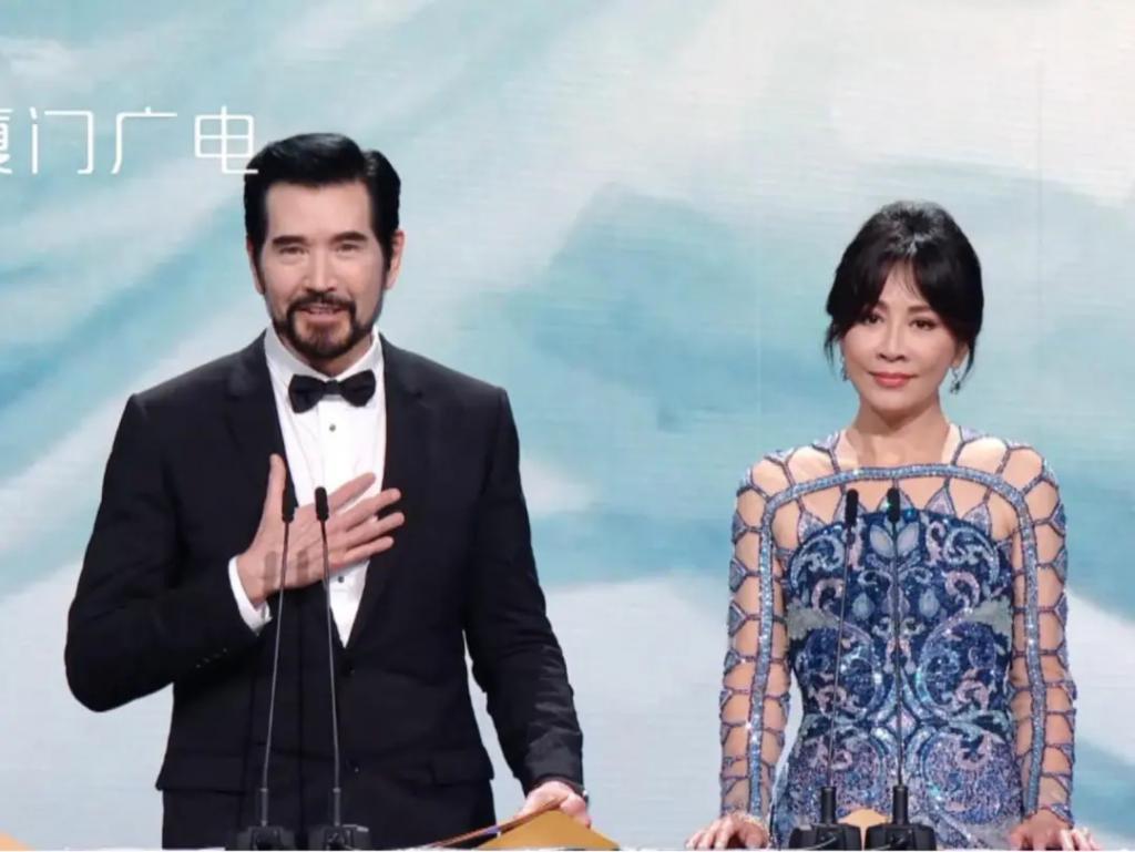 模仿人家穿黄袍，她还是太嫩了