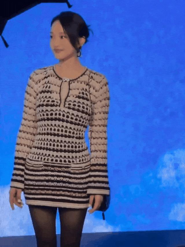 模仿人家穿黄袍，她还是太嫩了