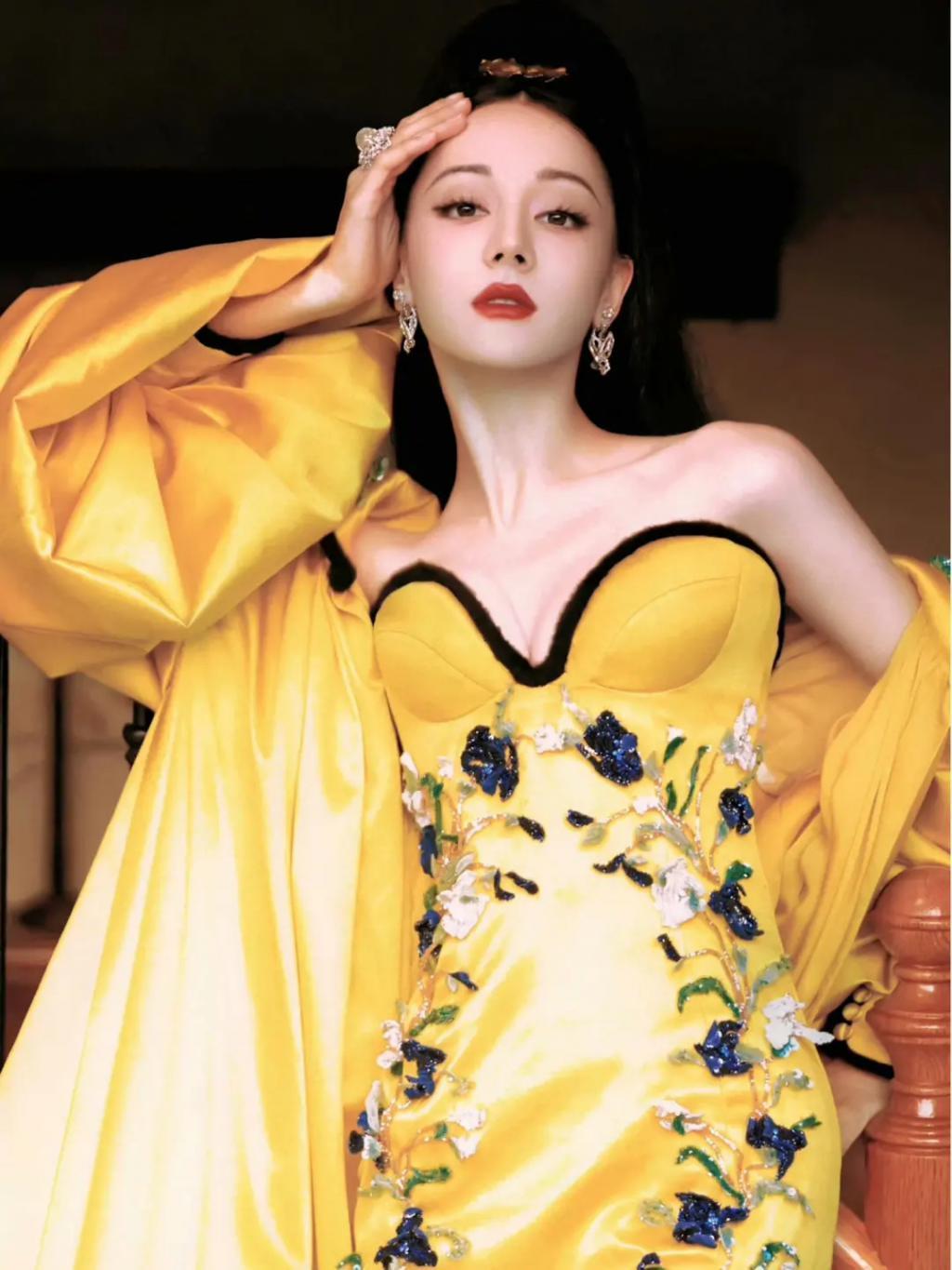模仿人家穿黄袍，她还是太嫩了