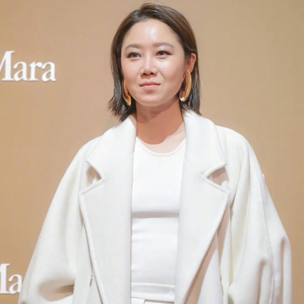模仿人家穿黄袍，她还是太嫩了