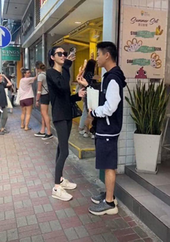 何猷君与奚梦瑶出街吃油条 被指像地主家的傻儿子