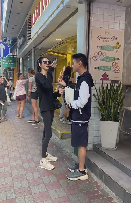 何猷君与奚梦瑶出街吃油条 被指像地主家的傻儿子