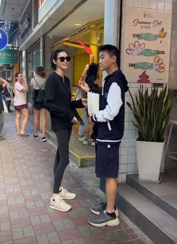 何猷君与奚梦瑶出街吃油条 被指像地主家的傻儿子