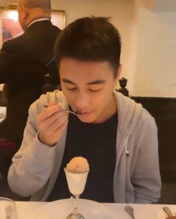 何猷君与奚梦瑶出街吃油条 被指像地主家的傻儿子