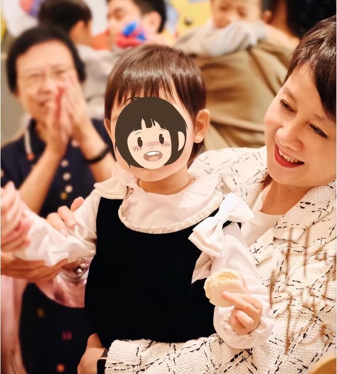 何猷君与奚梦瑶出街吃油条 被指像地主家的傻儿子