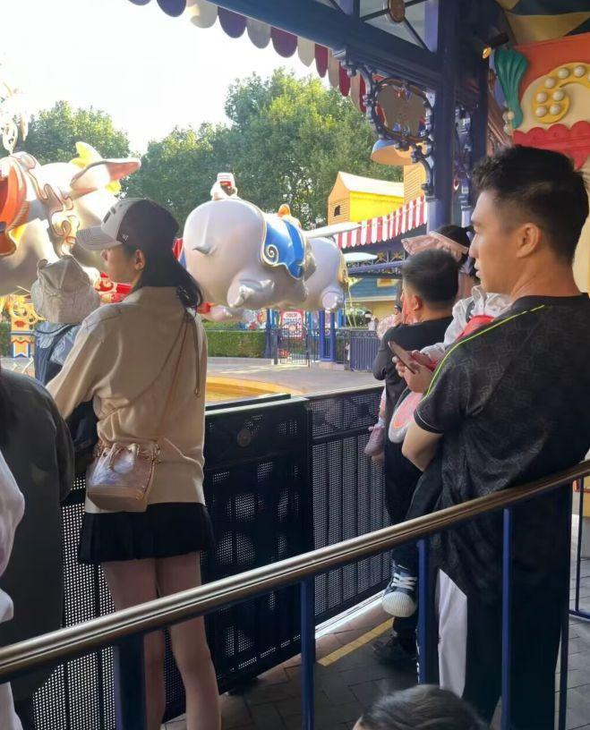 何猷君与奚梦瑶出街吃油条 被指像地主家的傻儿子