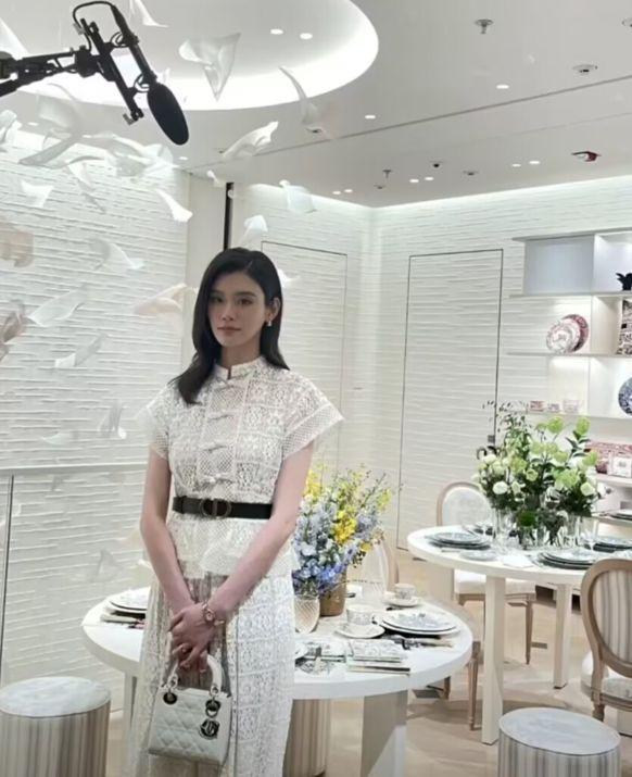 何猷君与奚梦瑶出街吃油条 被指像地主家的傻儿子