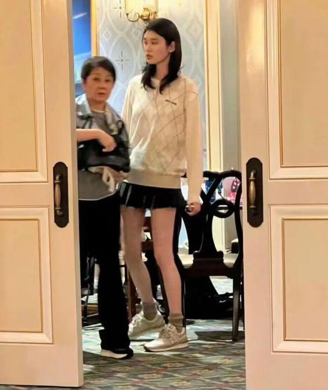 何猷君与奚梦瑶出街吃油条 被指像地主家的傻儿子