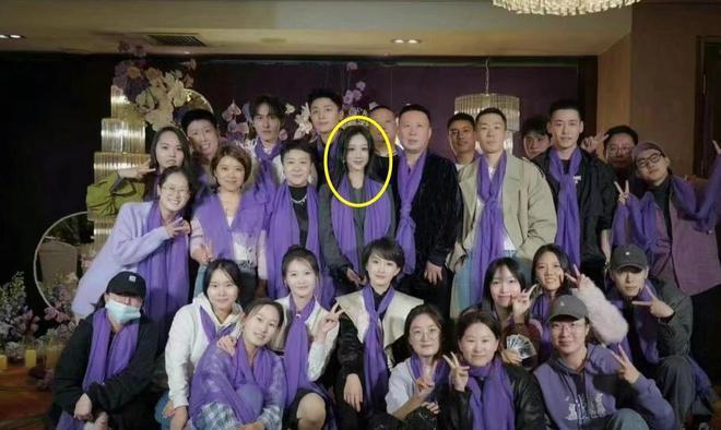杨紫和父母一起庆生穿搭超2万 路人赞其颜值惊艳