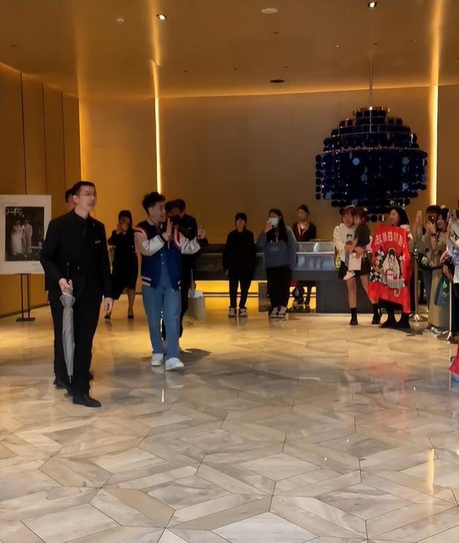 林志颖带妻子陈若仪现身成团夜，长胖十几斤更帅