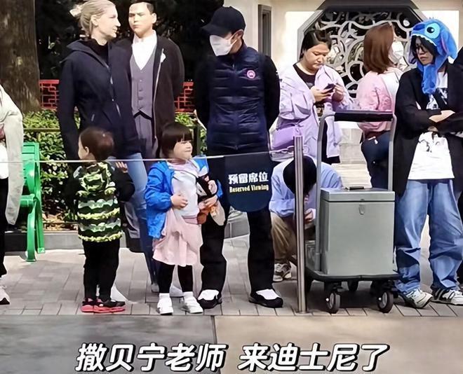 撒贝宁一家游迪士尼席地而坐 龙凤胎儿女正脸曝光