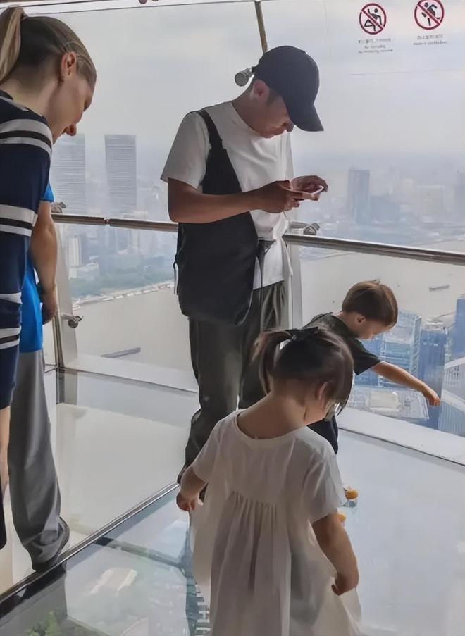 撒贝宁一家游迪士尼席地而坐 龙凤胎儿女正脸曝光