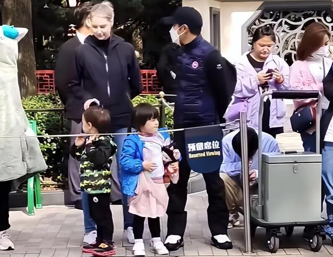 撒贝宁一家游迪士尼席地而坐 龙凤胎儿女正脸曝光