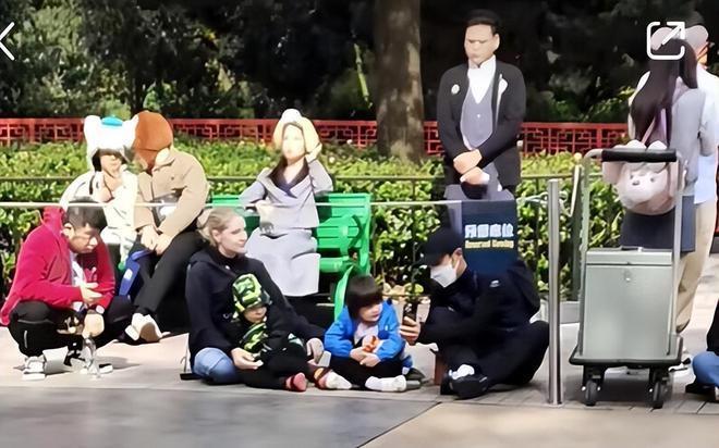 撒贝宁一家游迪士尼席地而坐 龙凤胎儿女正脸曝光