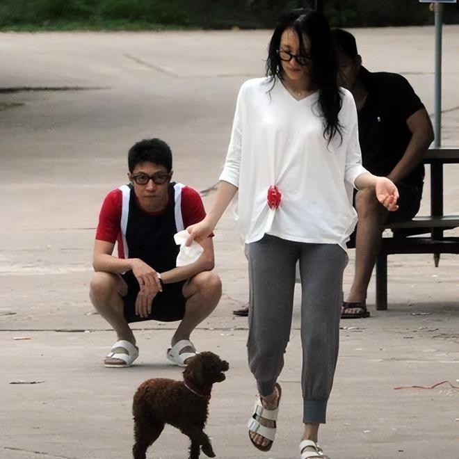 撒贝宁一家游迪士尼席地而坐 龙凤胎儿女正脸曝光