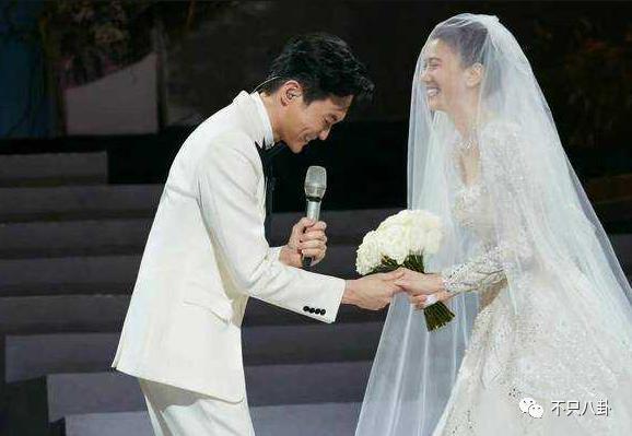 他被赶鸭子上架和女友求婚？起哄的人都挨骂了