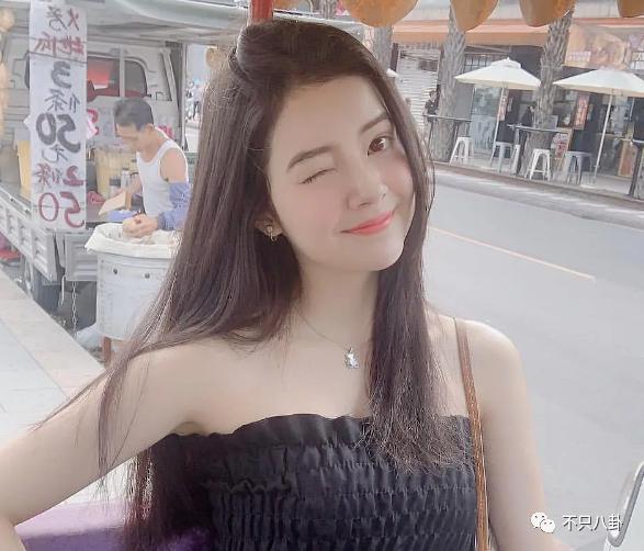 他被赶鸭子上架和女友求婚？起哄的人都挨骂了