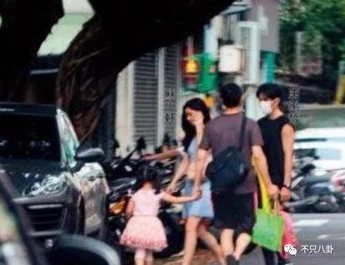 他被赶鸭子上架和女友求婚？起哄的人都挨骂了