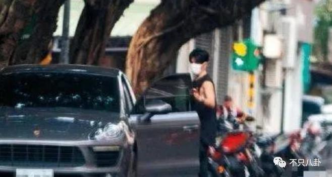他被赶鸭子上架和女友求婚？起哄的人都挨骂了