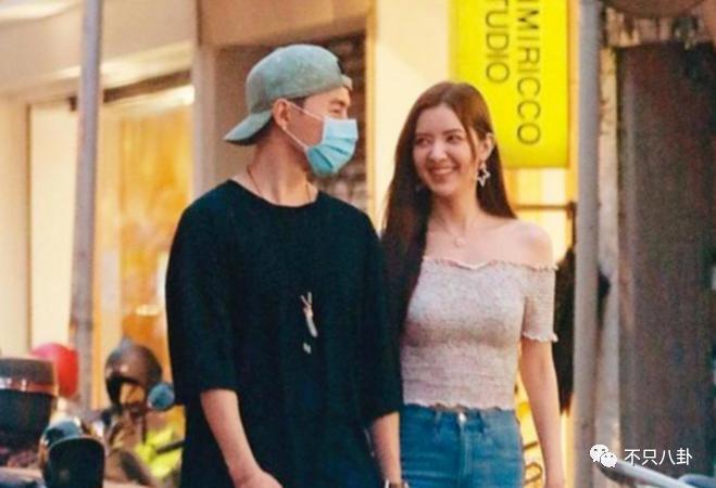 他被赶鸭子上架和女友求婚？起哄的人都挨骂了