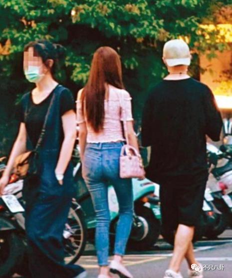 他被赶鸭子上架和女友求婚？起哄的人都挨骂了