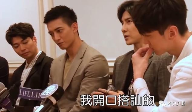 他被赶鸭子上架和女友求婚？起哄的人都挨骂了