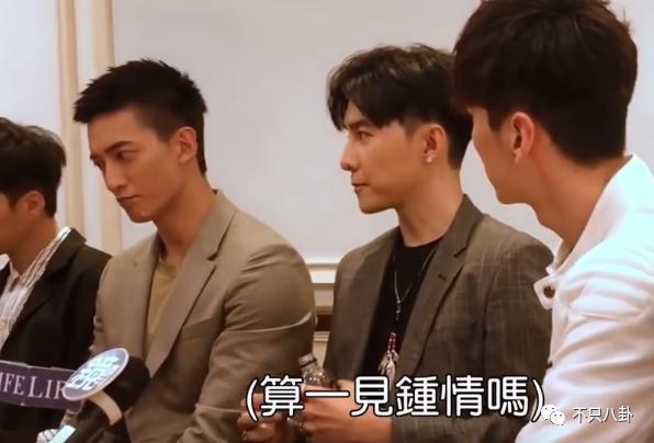 他被赶鸭子上架和女友求婚？起哄的人都挨骂了