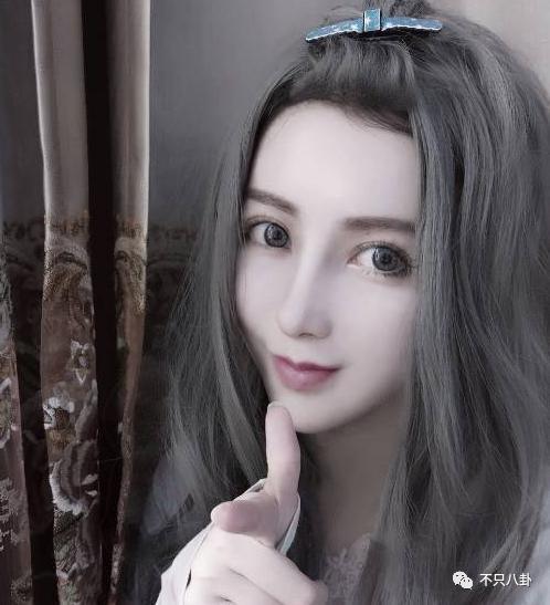 他被赶鸭子上架和女友求婚？起哄的人都挨骂了