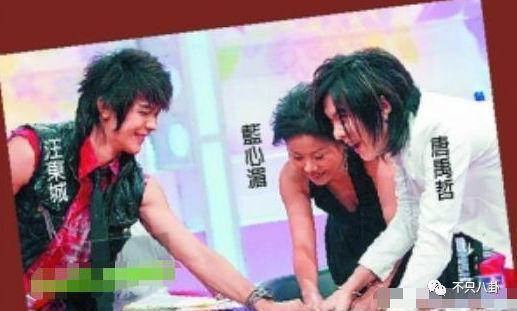 他被赶鸭子上架和女友求婚？起哄的人都挨骂了