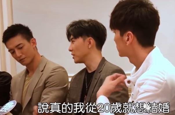 他被赶鸭子上架和女友求婚？起哄的人都挨骂了